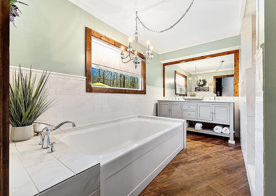 Main primary bathroom 