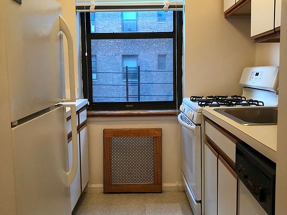 3rd image of 6939 Yellowstone Blvd #222
