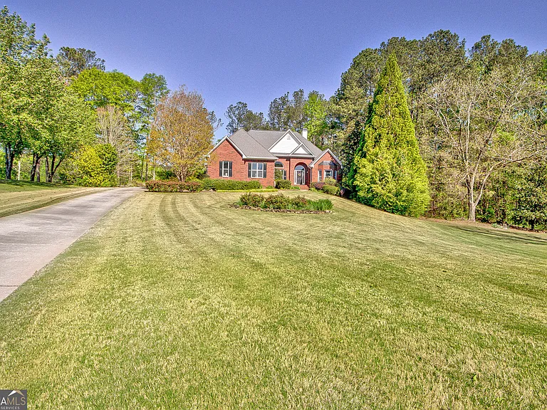 140 Lake Park Ct — Photo 3