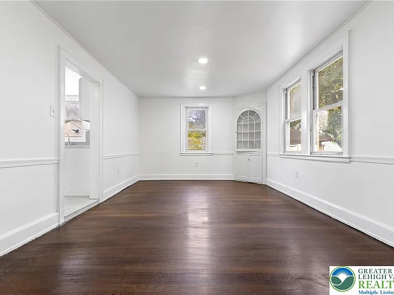 409 E Washington Ave — Photo 8
