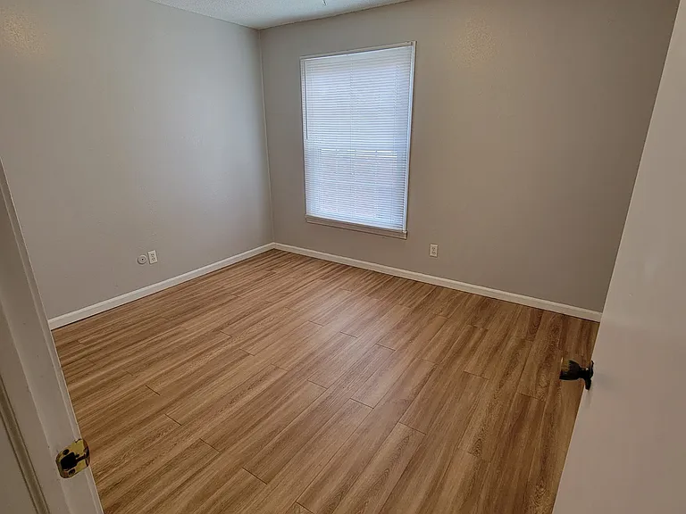 507 W Westview St #16 — Photo 8