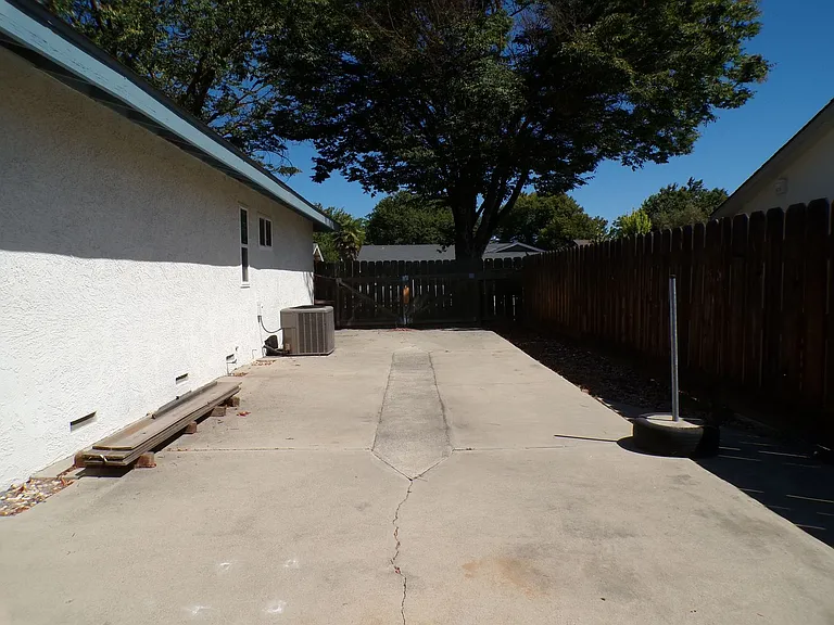 1600 Fairington Ln — Photo 16