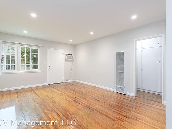 5th image of 945 W Huntington Dr APT C