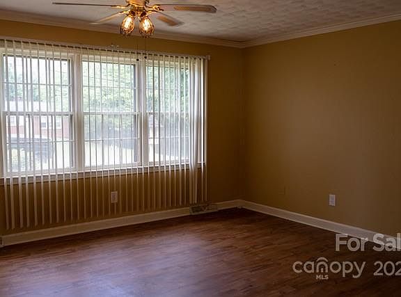 3rd image of 1576 SE Catawba Ter