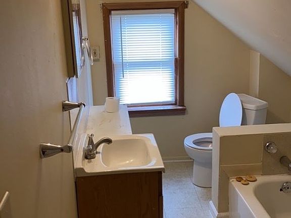 5th image of 281 E Lake St