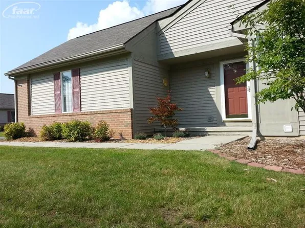 3125 Falcon Dr, Burton, MI 48519