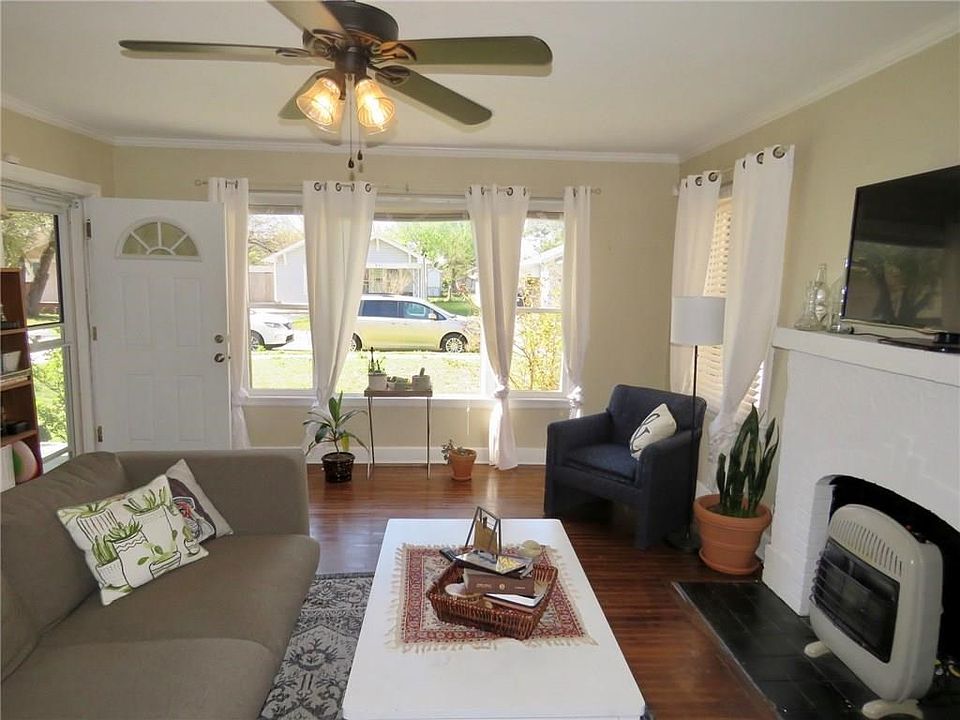 Beautiful windows in the living room.