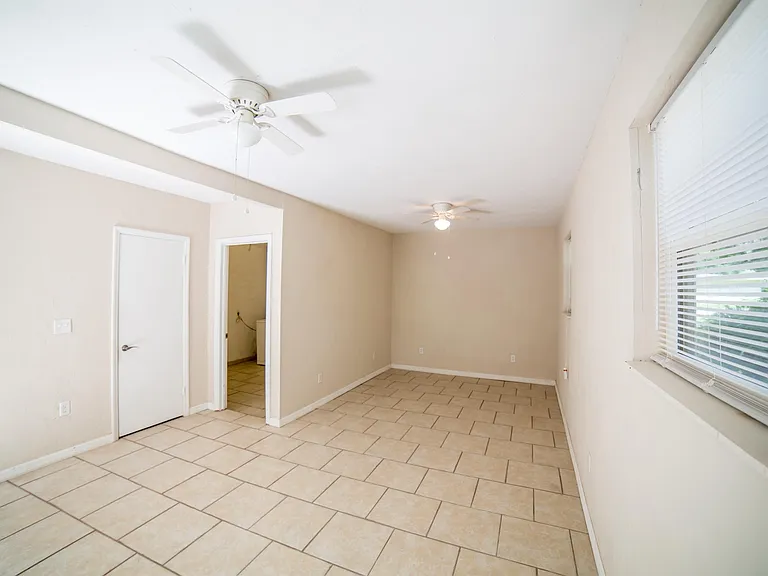 1079 SW 11th Ter — Photo 23