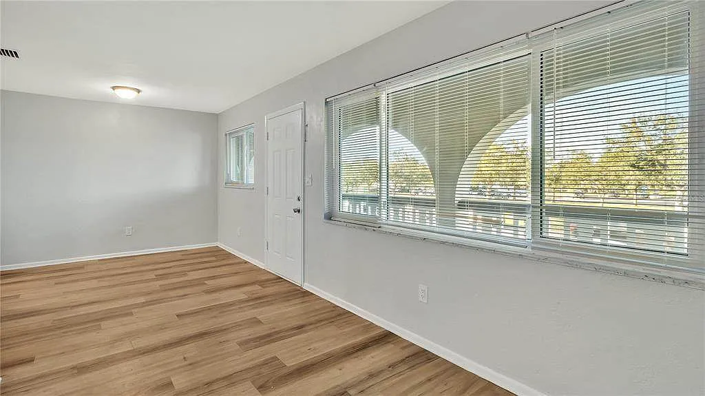 3 bed, 1000 sqft, $2,050 — Photo 4