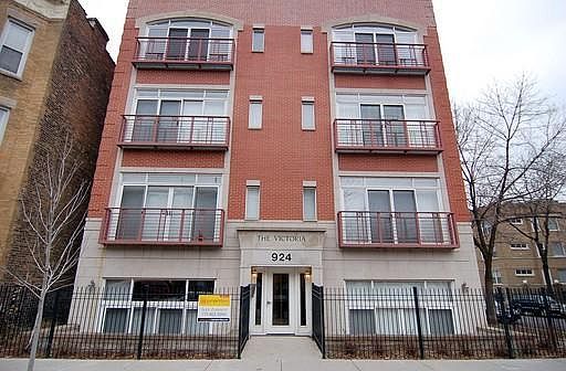 2nd image of 924 W Cornelia Ave APT 4N