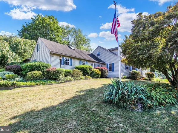 1211 Hoff Rd, Hanover, PA 17331