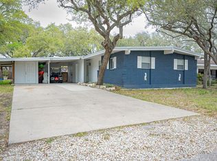 1904 Bay Ave, Rockport, TX 78382