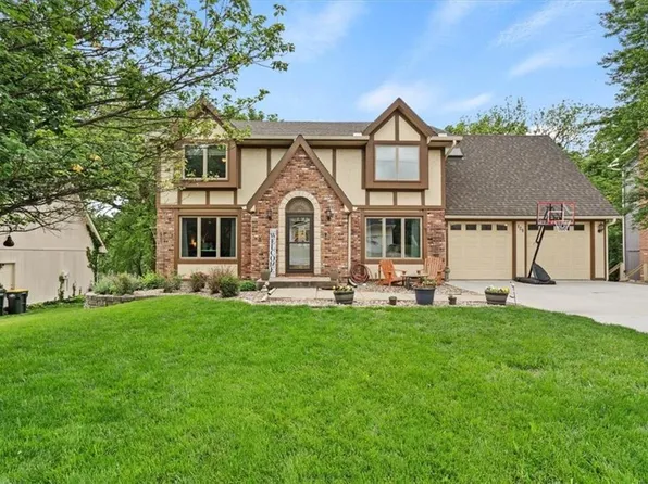 129 Willow Dr, Lansing, KS 66043
