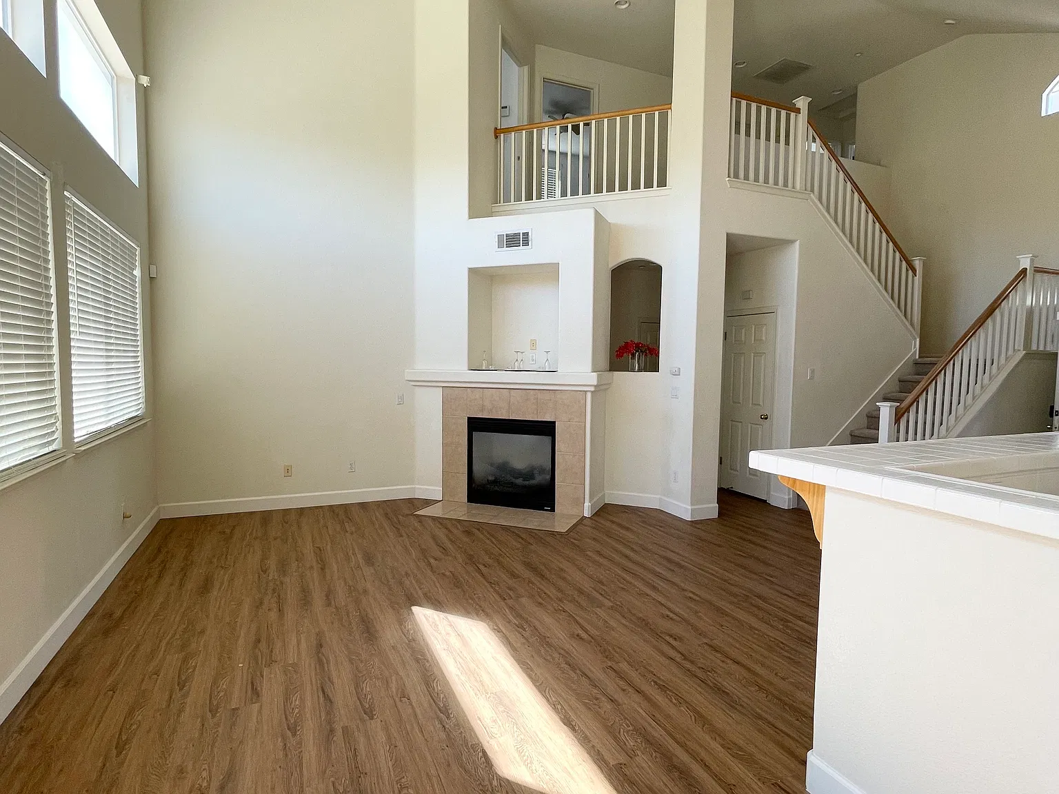 5 bed, 2.5 bath, 2082 sqft, $3,700 — Photo 4