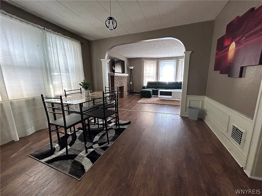 2 bed, 1.0 bath, 2137 sqft, $1,200 — Photo 3