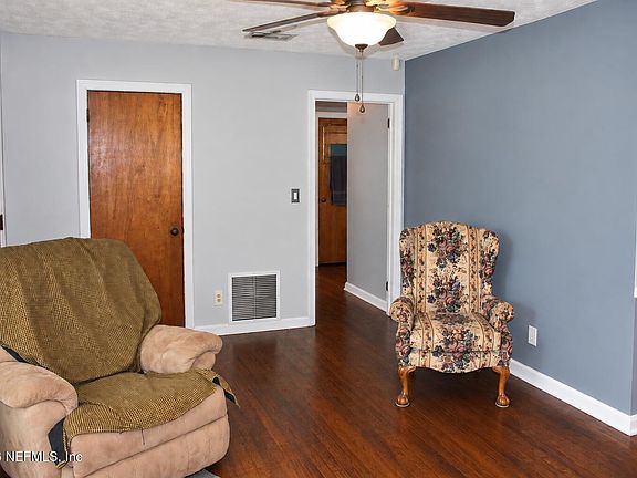 3rd image of 4626 BURGUNDY Road N