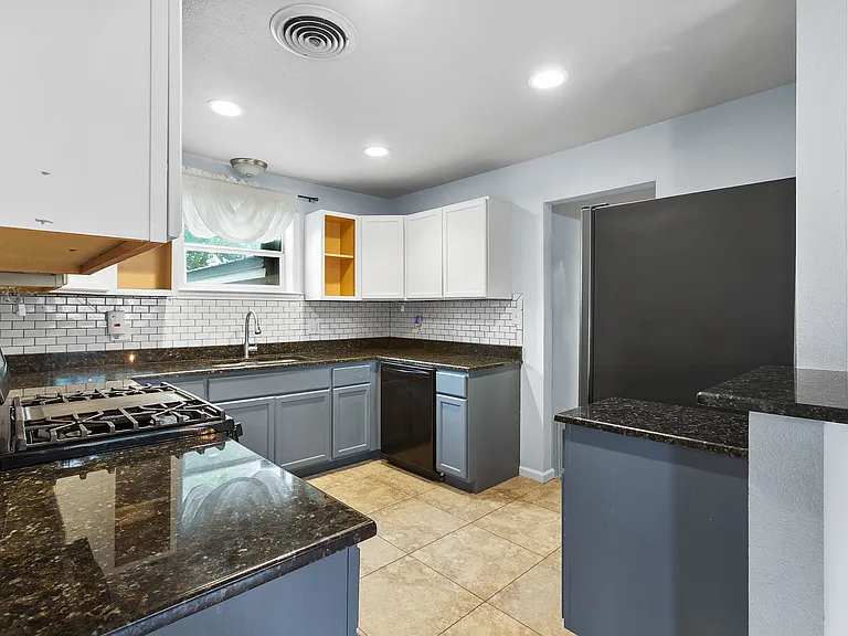 705 W 3rd St — Photo 14