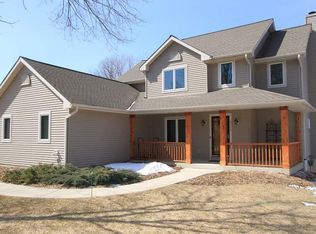 4775 S 90th St, Greenfield, WI 53228
