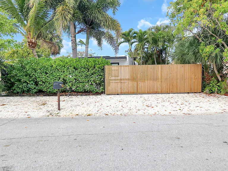 489 Kingsbridge St — Photo 3