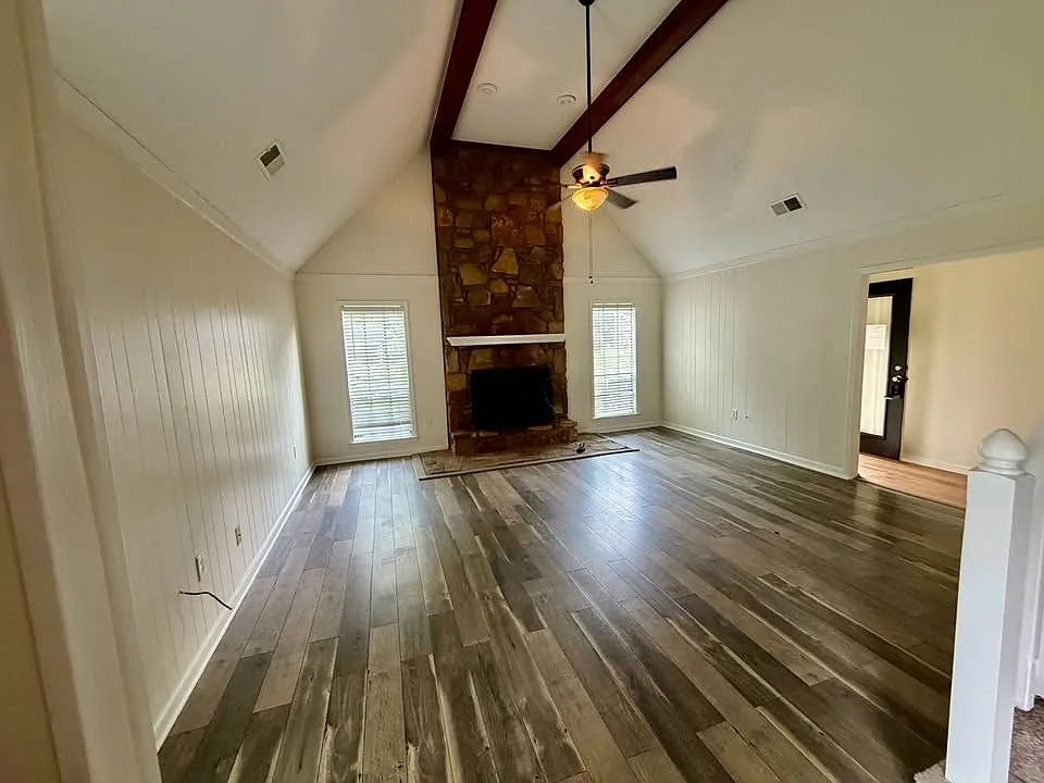 4 bed, 2.5 bath, 2059 sqft, $2,195 — Photo 2