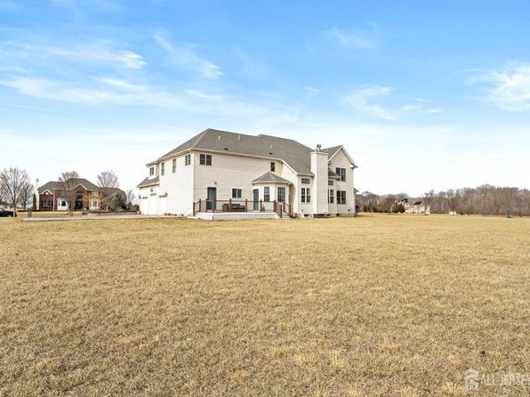 8 Lauren Ln, Hamilton, NJ 08620
