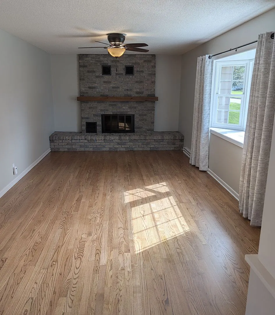 Garage Space Galore in Bellevue. — Photo 3