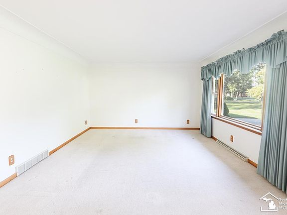 5th image of 211 Bates Ln