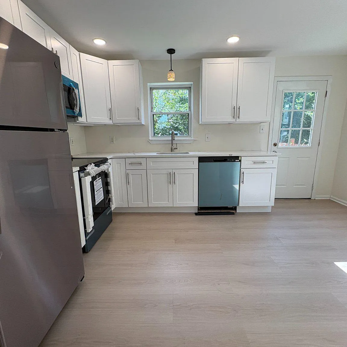 3 bed, 1.0 bath, 1184 sqft, $2,200 — Photo 3
