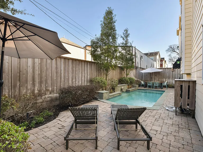 1202 W 25th St — Photo 21