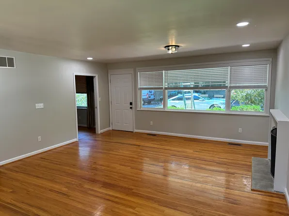 2304 Crestmont Ave APT A, Charlottesville, VA 22903