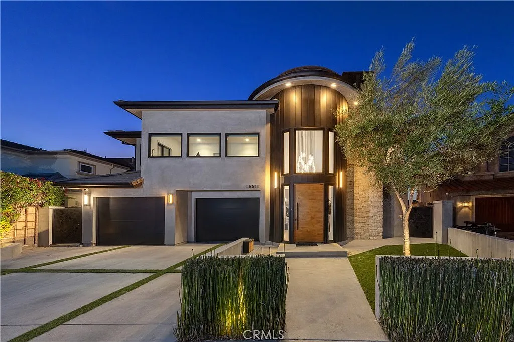 5 bed, 5.5 bath, 5500 sqft, $19,500 — Photo 1