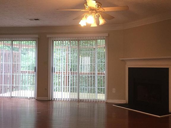 4th image of 3908 Meadow Creek Dr