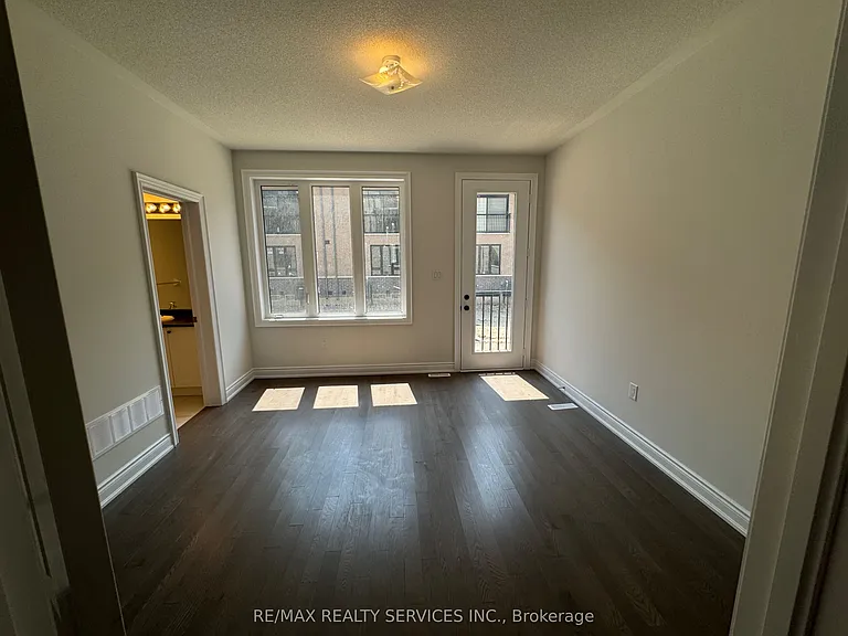 202 Tennant Cir — Photo 6
