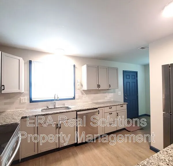 1038 14th Ave — Photo 3