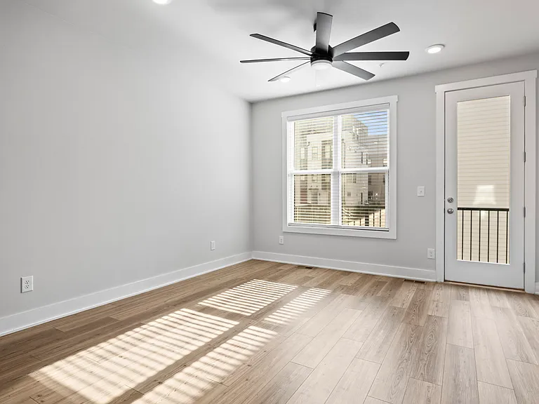 539 W Tremont Ave — Photo 19