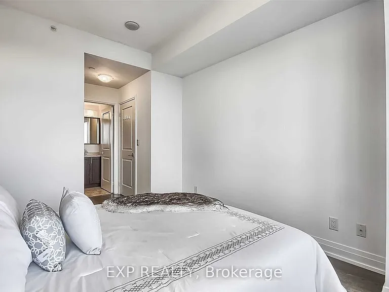 7167 Yonge St #523 — Photo 19