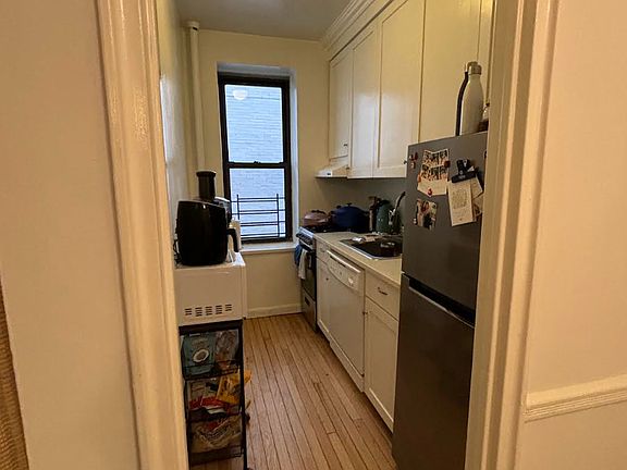 2nd image of 222 E 35th St APT 5D