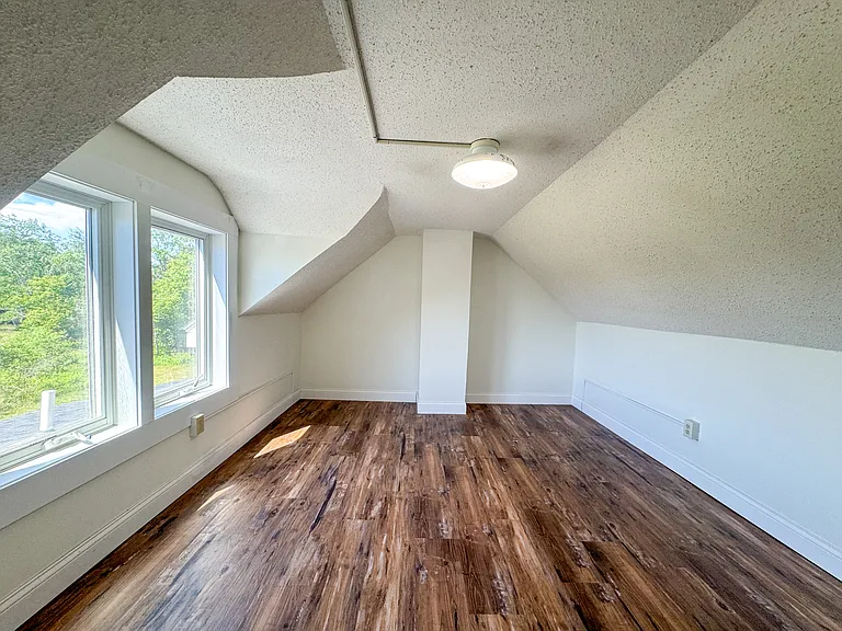 1085 E Ave NE — Photo 12