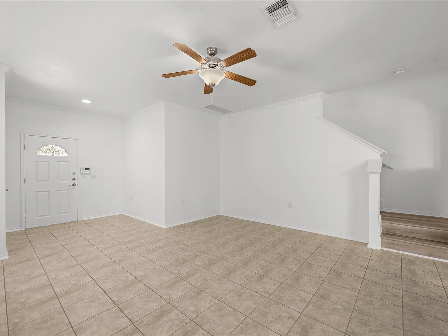 3 bed, 2.5 bath, 2105 sqft, $2,200 — Photo 4