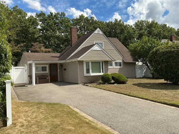 152 Choir Lane, Westbury, NY 11590
