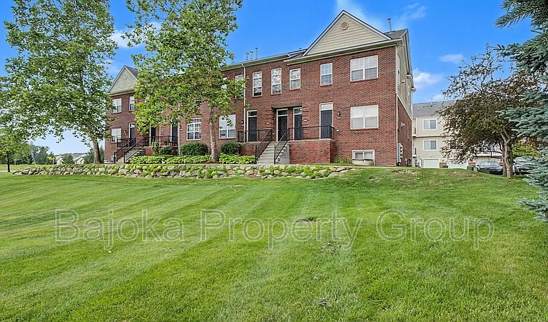 43018 Burlington Dr — Photo 2