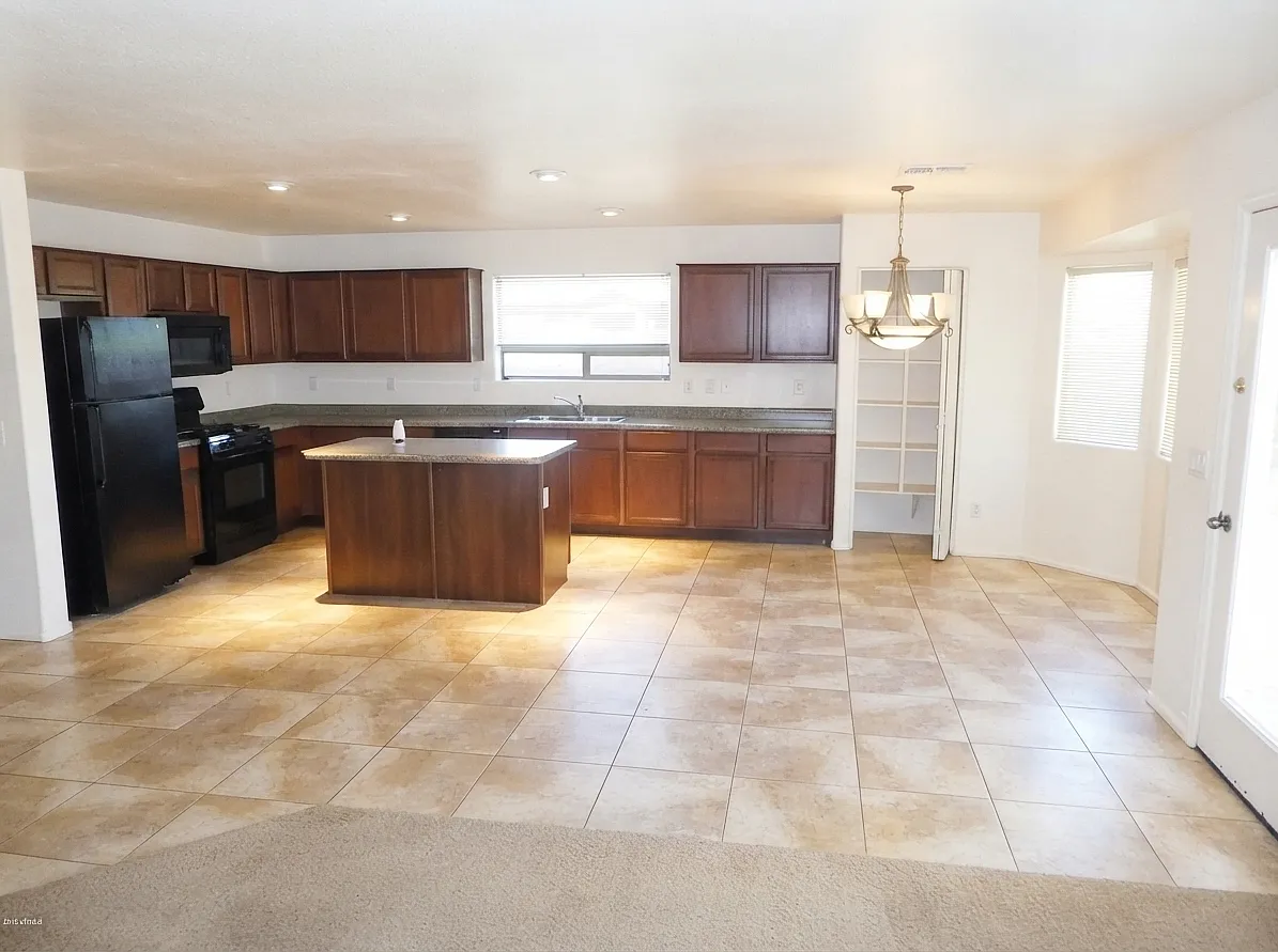 4 bed, 2433 sqft, $1,975 — Photo 3