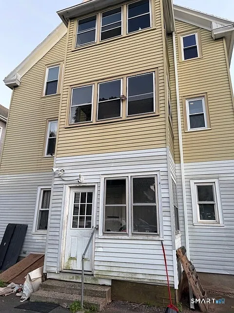 3 bed, 1.0 bath, 3809 sqft, $1,800 — Photo 2