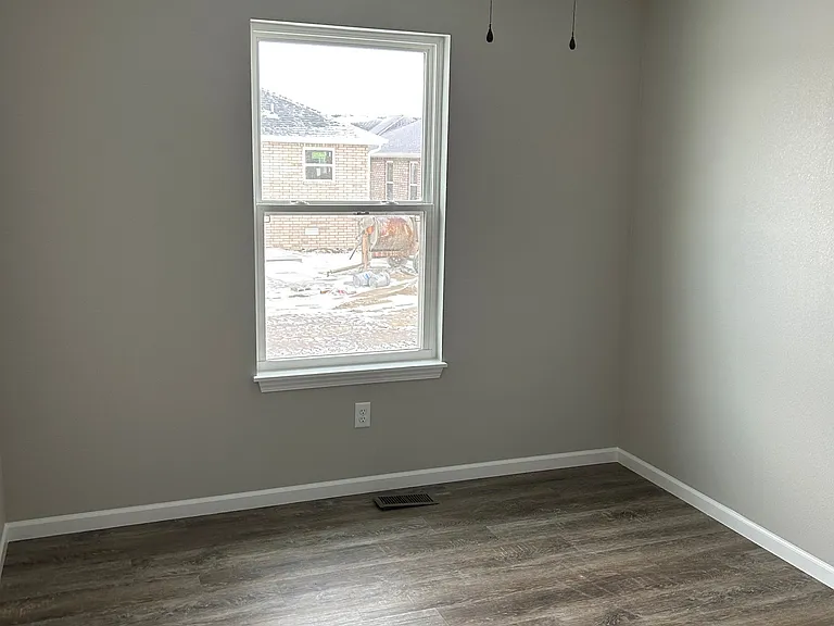 563-561 Goodman Dr #561 — Photo 9