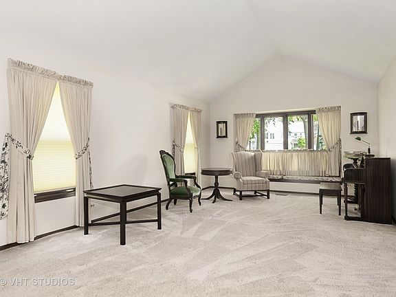 3rd image of 221 Country Club Dr