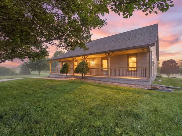15220 Terra Pulchra Dr, Smithville, MO 64089
