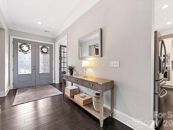 2nd image of 124 Highclere Dr