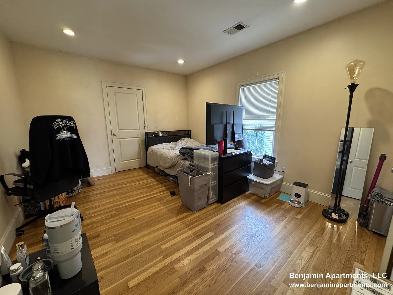 4 bed, 9999 sqft, $3,500 — Photo 3