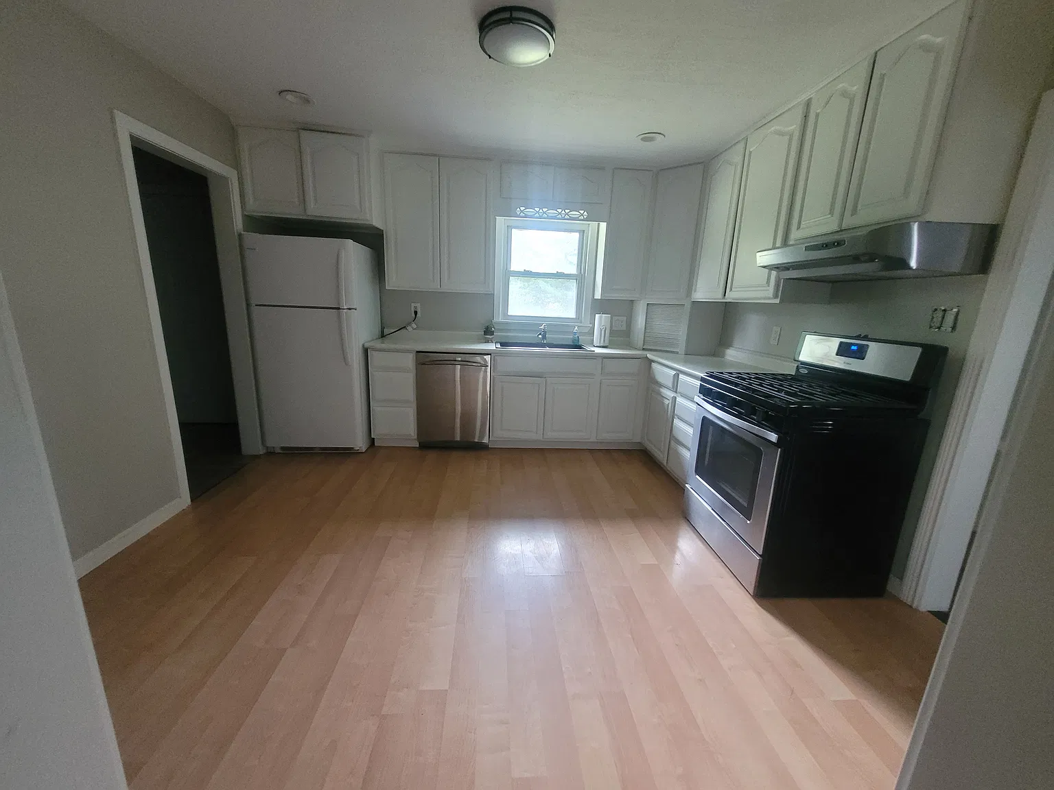 3 bed, 1.5 bath, 1420 sqft, $2,100 — Photo 4