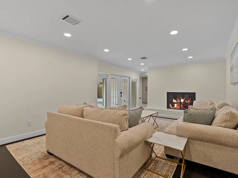 2402 Chimney Rock Rd — Photo 22